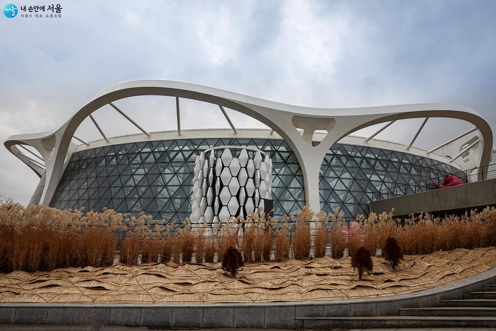 서울식물원 온실 외부는 마치 거대한 우주선을 연상시킨다 ⓒ이재연