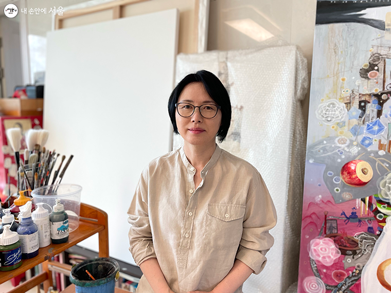 일본군 '위안부' 피해 할머니들의 첫 번째 미술선생이었던 이경신 작가, 현재는 화가로 활동하면서 미술치료수업 등을 진행하고 있다. 