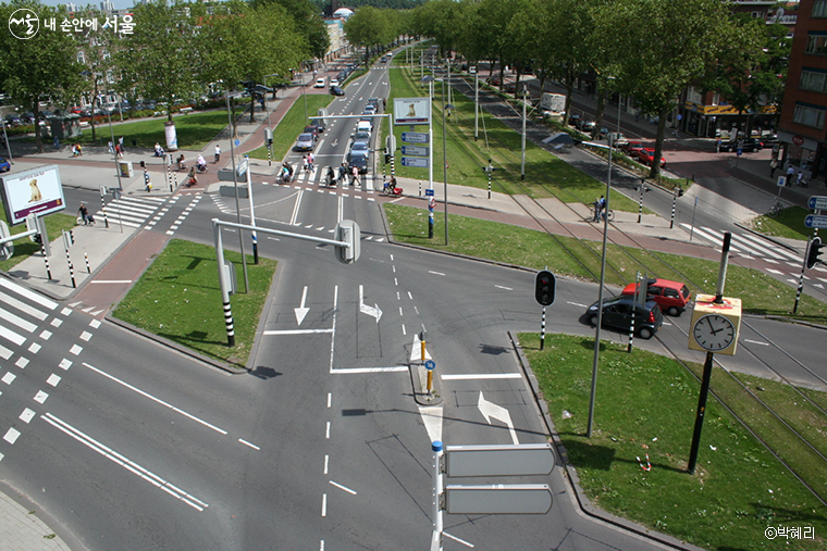 네덜란드 도로 구성은 이채롭다. 최소한의 차로, 최대한의 녹지, 그리고 녹지 위에 놓인 공공교통인 트램선과 빨갛게 포장된 자전거 전용도로와 넓은 보도. 