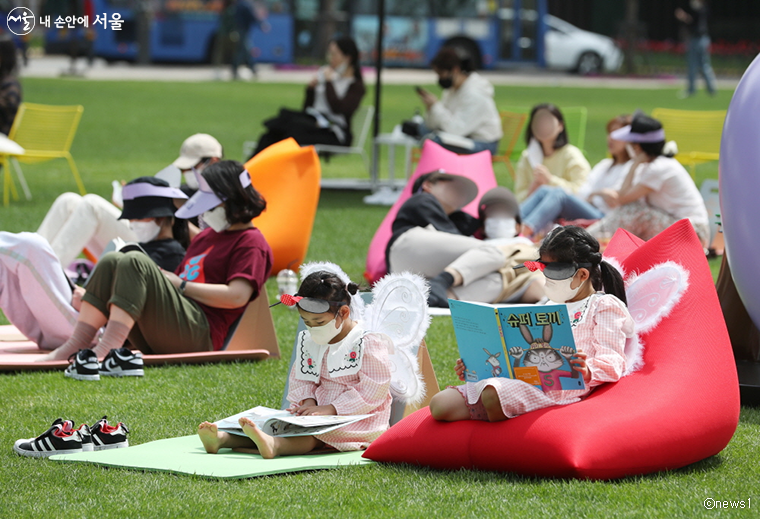 이번 주말 서울광장 등 곳곳에서 다채로운 행사가 열린다. 사진은서울광장에서 책 읽는 아이들