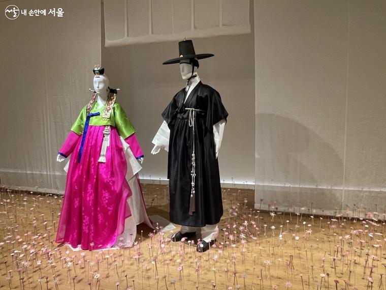 신랑과 신부가 입는 전통 혼례복을 현대 예식에 맞게 활용한 디자인