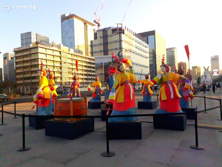 '서울빛초롱축제'는 야경 명소로 주목받으며 설 연휴까지 기간이 연장되었다. 