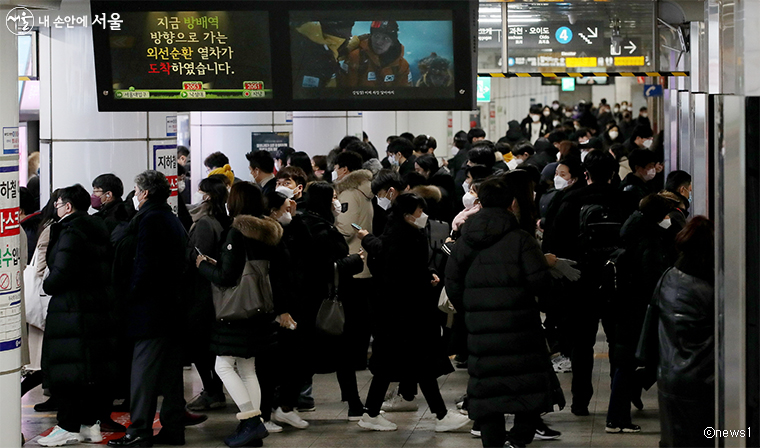 서울교통공사가 안전사고 예방 등의 업무를 수행하는 ‘지하철 혼잡도 안전도우미’ 모집한다. 
