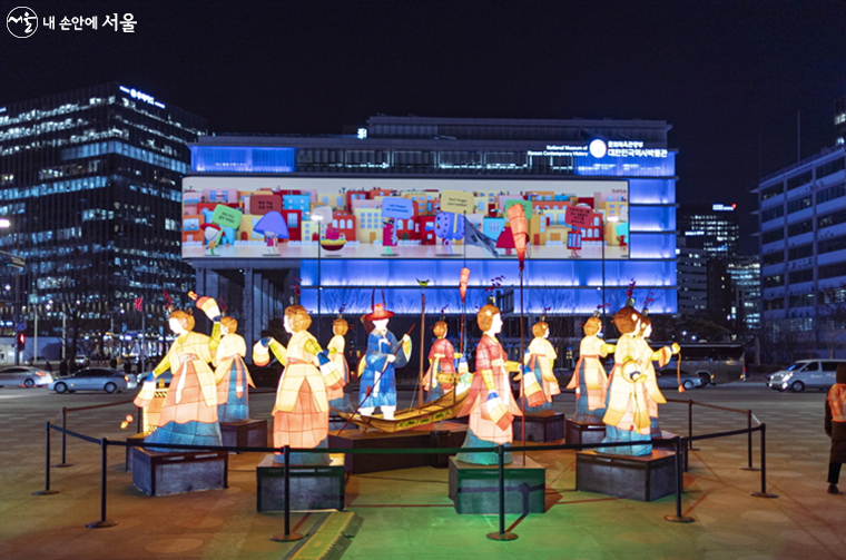 서울 빛초롱이 새해맞이 콘셉트로 재단장해 오는 24일까지 연장 운영한다.  