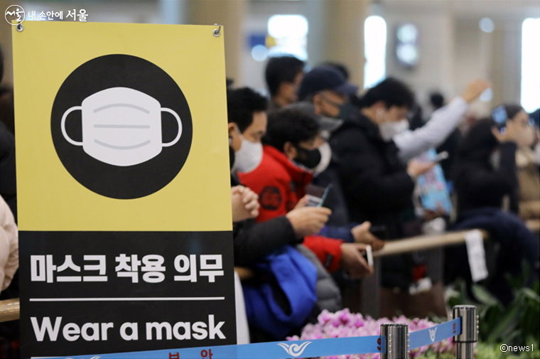 1월 30일부터 실내 마스크 착용이 일부 지역을 제외하고 의무에서 권고로 조정된다.