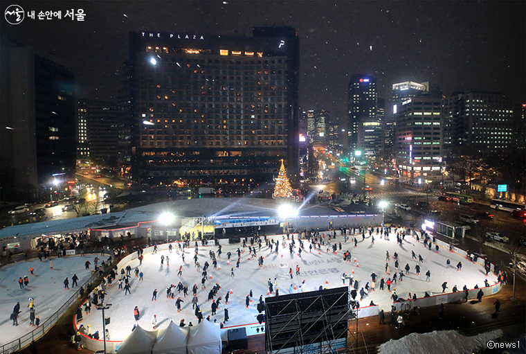 서울광장 스케이트장 이용료는 1,000원으로, 안전용품은 무료로 대여할 수 있다. 