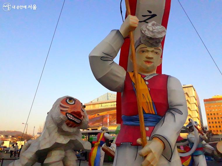 광화문광장 '서울빛초롱축제'에 설맞이 전통 조형물이 새롭게 추가되었다. 