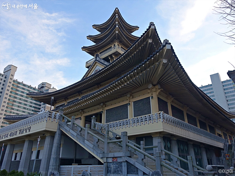 새남터 순교기념 대성전은 종래의 서양식 교회건축 양식을 탈피하여 한국식 건물로 지어졌다. 