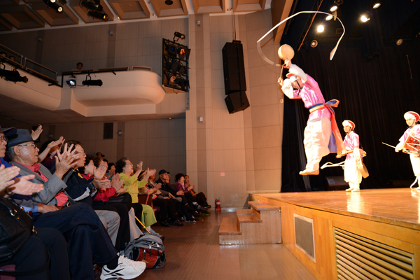지난 11일 청춘극장에서 열린 어버이달 기념 국악특집 공연의 모습.