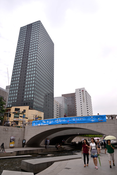매주 수요일 '서울명소 걷기 날'에 직장인들이 청계천을 걷고 있다.