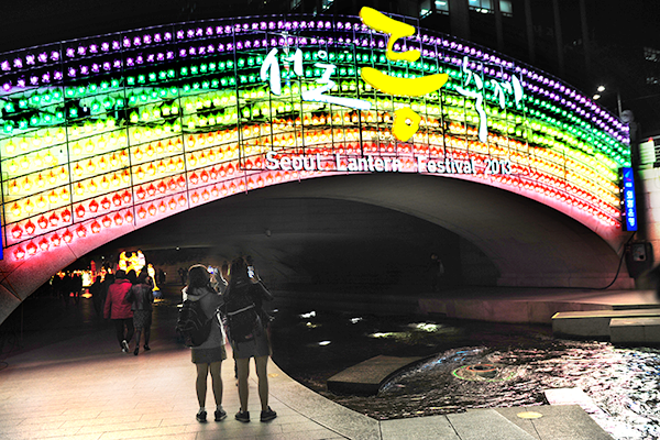 서울 청계천에서 1일부터 오는 17일까지 2013 서울등축제가 열린다.