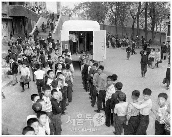 시민청 `서울의보다` 전시작 학교보건사업(1963년 결핵검사를 위한 X레이 이동장비차가 초등학교에서)