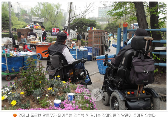 언제나 포근한 말동무가 되어주는 김수복 씨 곁에는 장애인들의 발길이 끊이질 않는다