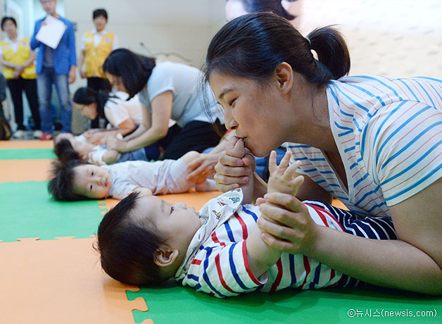 지난 8월 26일 서울 강북문화예술회관에서 열린 `모유수유아 선발대회`에 참여한 아기와 엄마들 ⓒ뉴시스