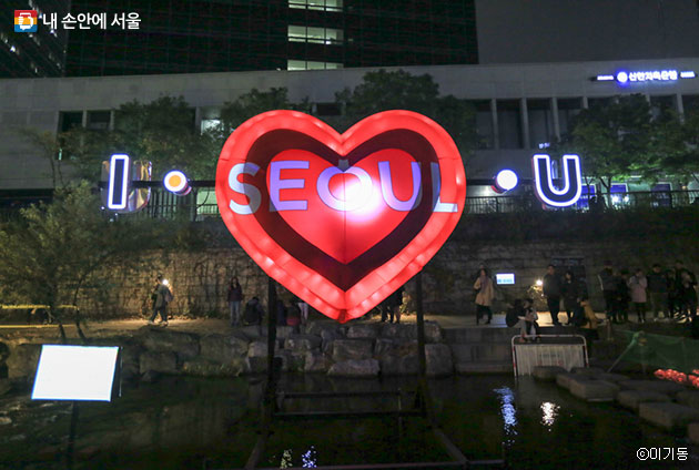 I·SEOUL·U 브랜드 탄생 1주년을 축하하는 서울브랜드등 ⓒ이기동