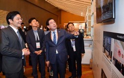 박원순 서울시장이 서울시 홍보부스에서 로렌스 웡 싱가포르 국가개발부 장관(맨 왼쪽)에게 서울로7017을 소개하고 있다