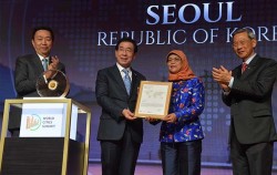 박원순 서울시장이 9일 싱가포르 리츠칼튼 호텔에서 개최된 리콴유 세계도시상 시상식에서 할리마 빈티 야콥 싱가포르 대통령으로부터 상(상패)를 받고 있다.
