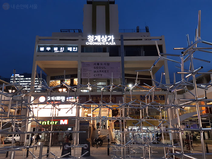 세운기술거버넌스 연구집담회가 열리는 세운청계상가. 이곳 일대에서 이루어지는 도심산업에 대한 강의를 들을 수 있다.