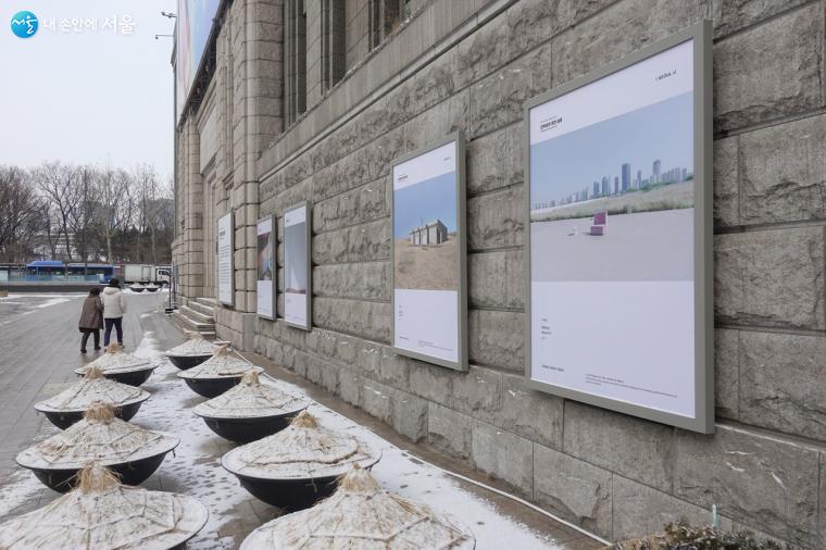 <모두에게 멋진 날들> 작품이 걸린 서울시청 건물 (도서관)옆을 지나고 있는 시민의 모습  ⓒ김인수