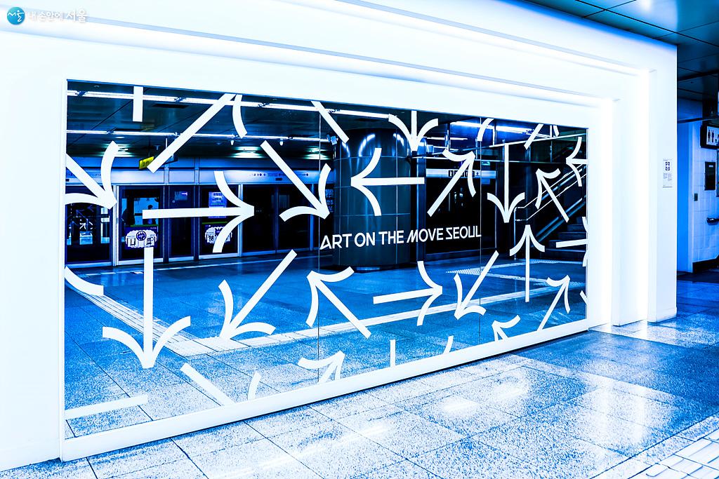 지하철을 이용하는 시민들의 모습 자체를 '움직이는 작품(Art on the Move)'으로 상징화 한 빅 미러(Big Mirror)  ⓒ박우영