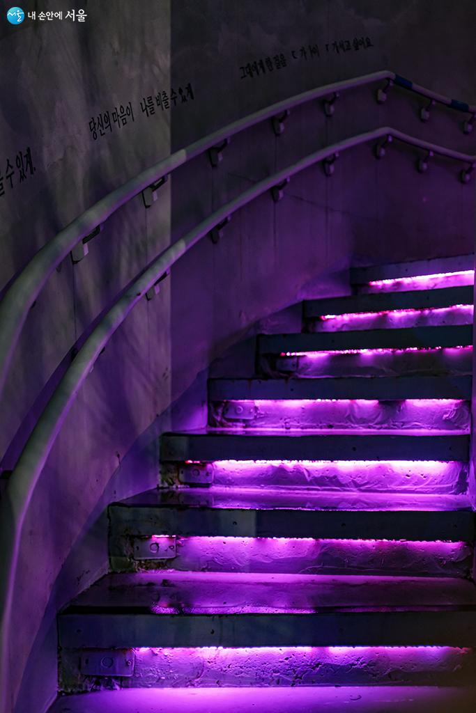 계단에도 보라색 빛의 경관 조명이 설치되어 있어 아름답다.