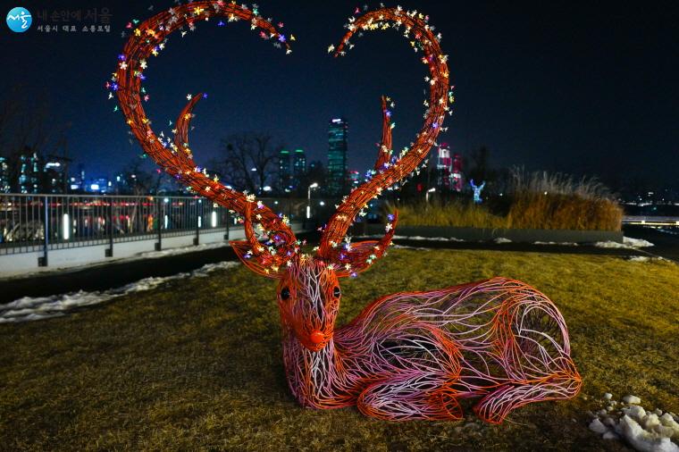 사슴의 뿔이 하트 모양을 하고 있어서 서울의 야경과 유독 잘 어울리는 작품이다.