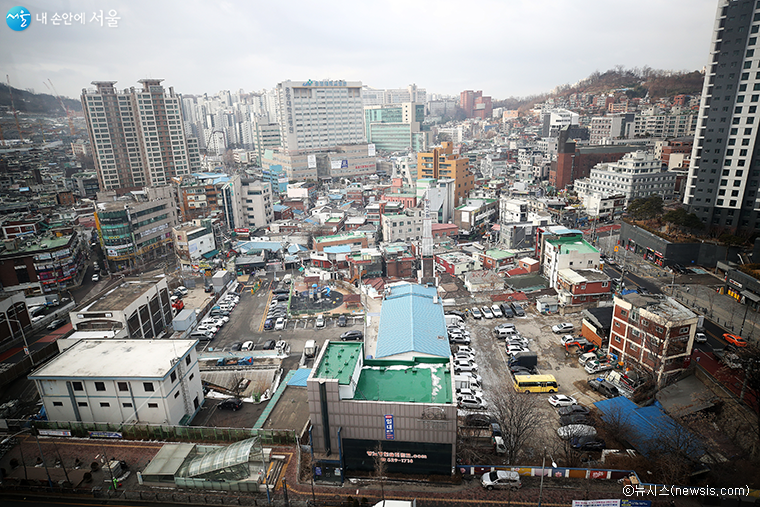 서울시와 국토부가 공공재개발 후보지 8곳을 첫 선정했다. 사진은 15일 동작구 흑석2구역의 모습.