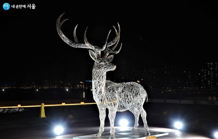 노들스퀘어를 바라보고 있는 야외 조각전의 모티브, 사슴 ⓒ조수봉