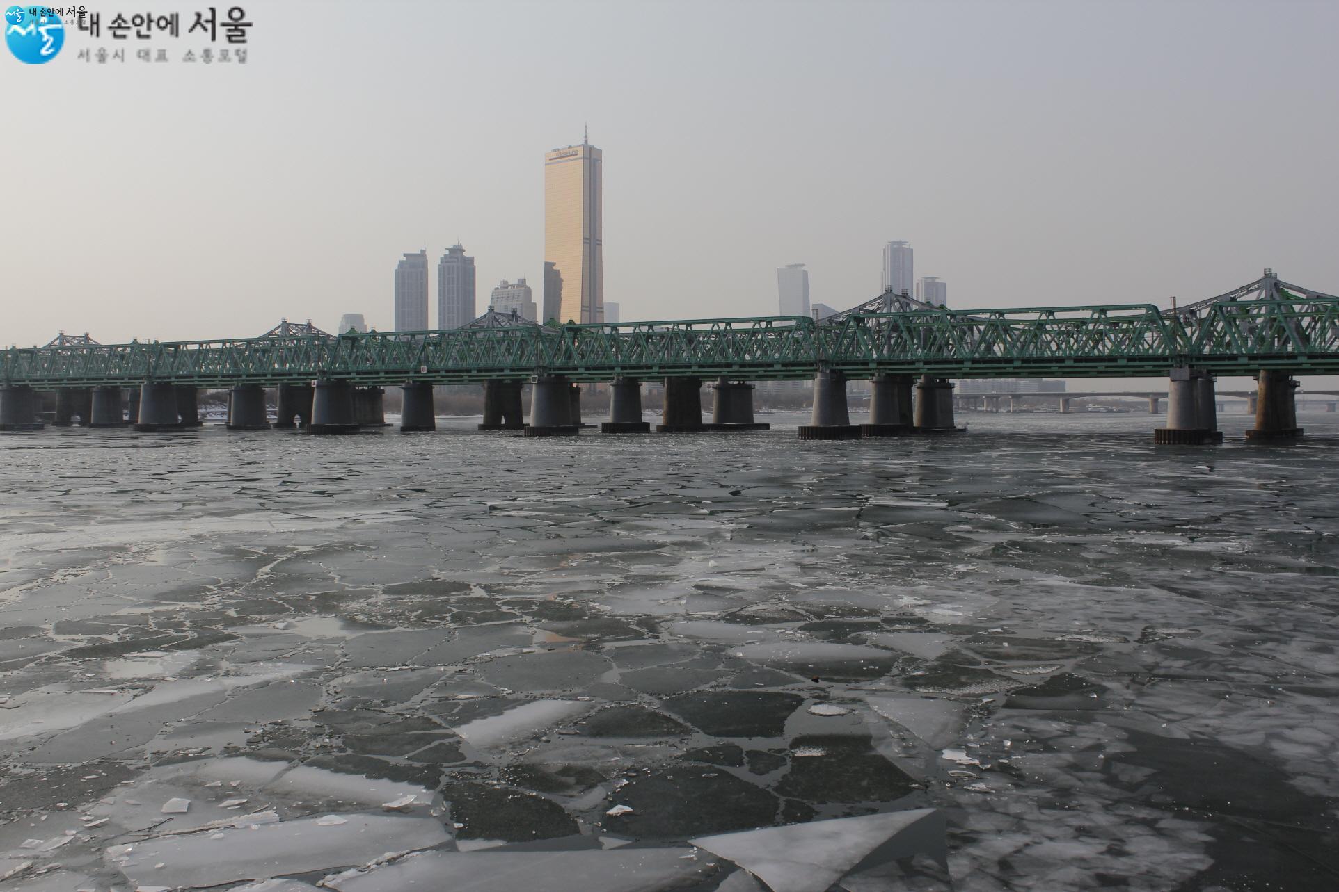 한강철교 밑 얼어붙은 한강의 모습 