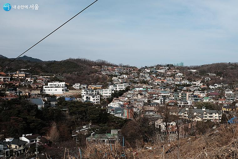 성북동 북정마을에서 바라본 풍경, 개성 있는 집들이 옹기종기 모여 있다. ⓒ김아름