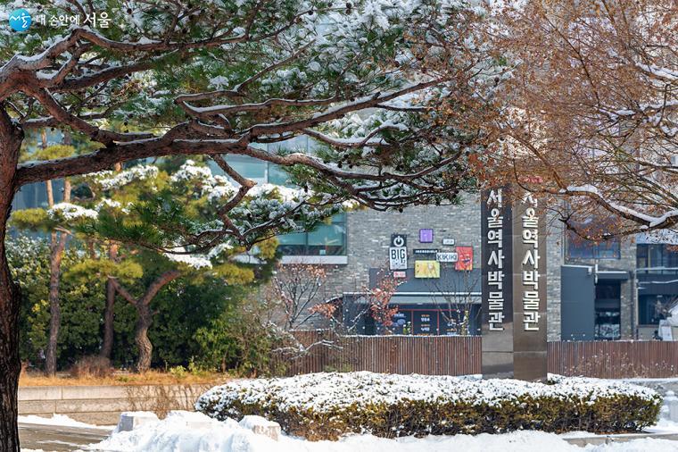 서울역사박물관은 조선시대를 중심으로 선사시대부터 현대까지 서울의 역사와 문화를 정리하여 보여 주는 도시 역사박물관으로 2002년 5월 21일 개관하였다 ⓒ문청야