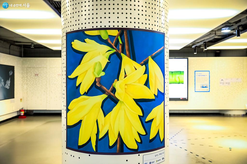 지하 1층 평범했던 지하철역 대합실은 작은 미술관으로 변모했다. ⓒ박우영