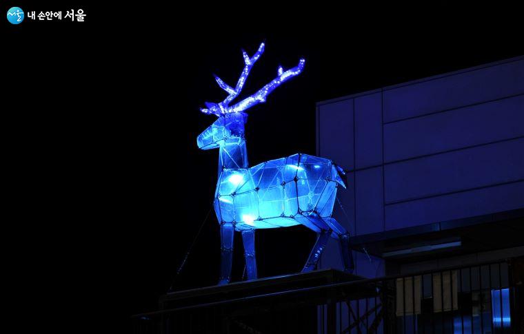 건물 지붕 위에서 허공을 주시하는 푸른 사슴은 사람들에게 또 다른 희망의 메시지를 주는 듯하다 ⓒ조수봉