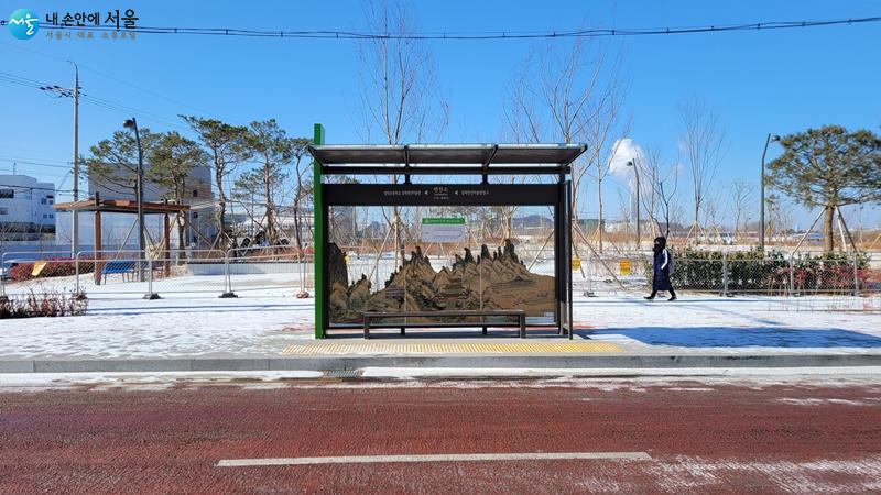 공공미술 버스정류장을 멀리서 바라보면 흡사 한 폭의 산수화를 전시한 야외 전시장 같다. 