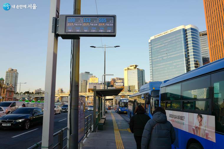 서울시는 시민들의 불편사항을 고려해 새로운 버스도착 안내 단말기를 지난해 12월부터 설치하고 있다. 영등포구청, 서울역, 노량진 등지에서 신형 버스도착 안내 단말기를 볼 수 있었다. 꼼꼼히 살펴보니 상당히 좋아졌다.