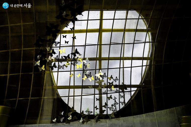 1층 끝 야외 공연장에 설치된 작품 '나비의 춤'. 200마리 은빛 나비들의 모습이 아름다워 보인다.  ⓒ박우영
