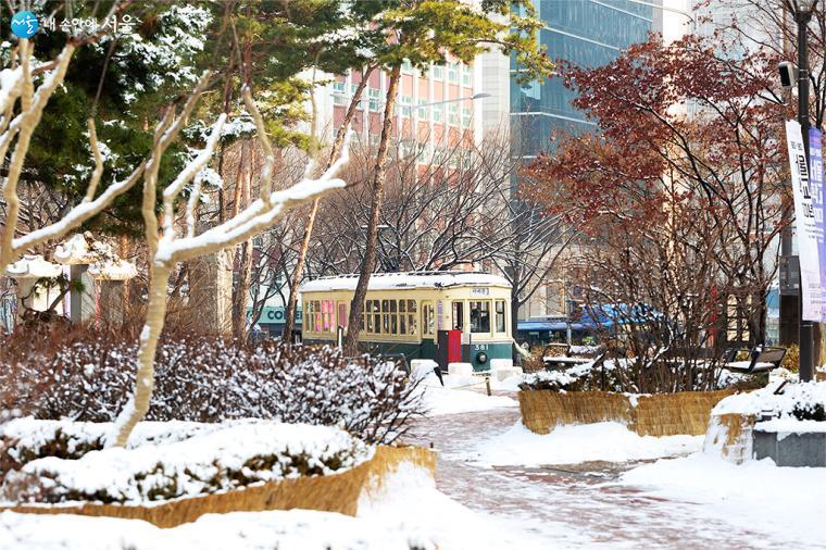 눈이 내리다 그친 후 서울역사박물관을 찾았다. 서울역사박물관과 도로 사이에 작은 공원이 있다 ⓒ문청야