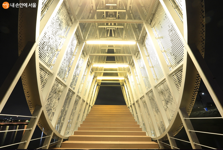 달 모양 원형 구조물 내부 사진, 시민들이 앉아서 쉴 수 있도록 계단이 연결돼있다