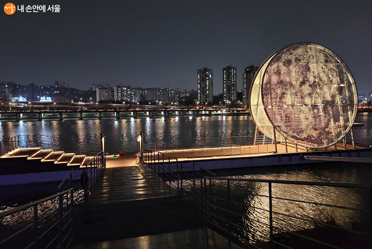 한강 노들섬 선착장에 공공미술작품 ‘달빛노들’이 설치됐다