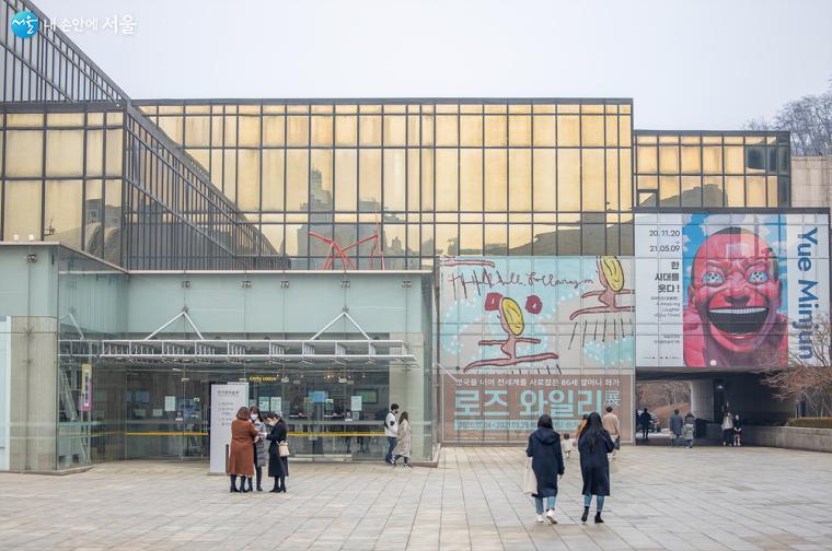 예술의 전당 내부에 있는 '한가람 미술관'에는 대중들에게 인기가 많은 유명작가들의 작품세계가 1년 내내 전시되고 있습니다. 