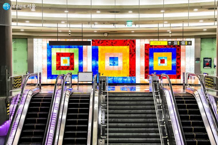 현란한 광고판 대신 지하철역 벽면에는 아름다운 예술 작품들이 전시되어 있다.  ⓒ박우영