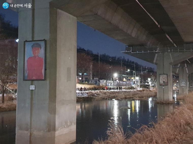 교각에 전시된 이인성 화가의 작품'소녀' 등 한국 근현대 명화를 감상해볼 수 있다.