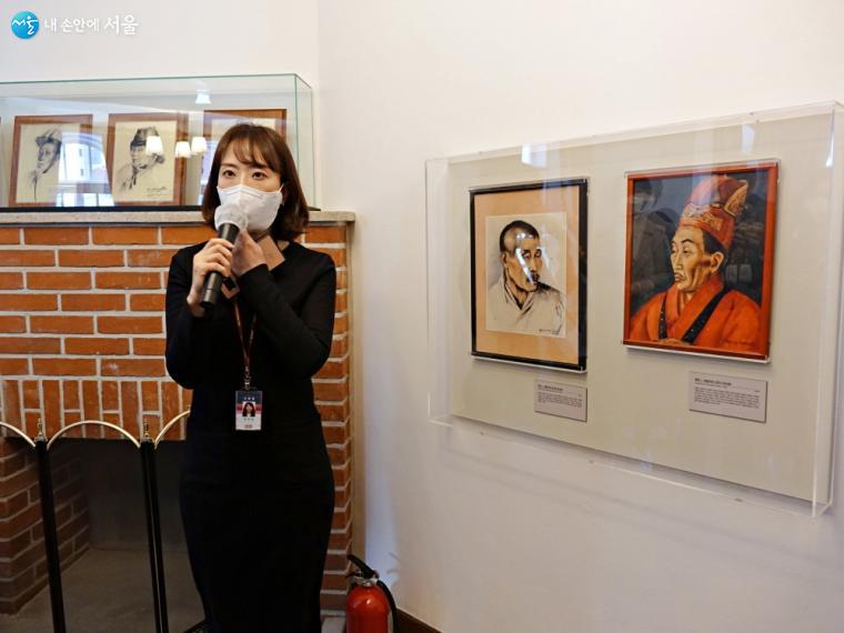 서울역사박물관 안미경 학예사가 메리의 작품인 초상화를 소개하고 있다. ⓒ이선미  