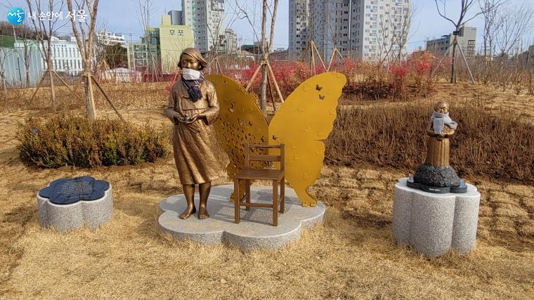 서울식물원 유수지공원에 있는 평화의 소녀상과 황금자 할머니 동상