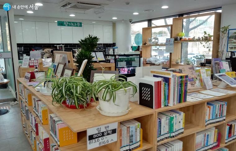 향기나무도서관 내부, 책도 많고 차를 마실 수 있는 작은 카페도 있다.