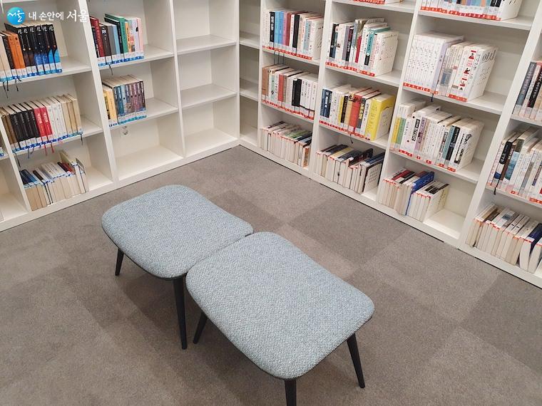 책장 중간에는 안락한 의자도 마련됐다. 책을 찾다가 잠시 앉아도 될 듯하다.