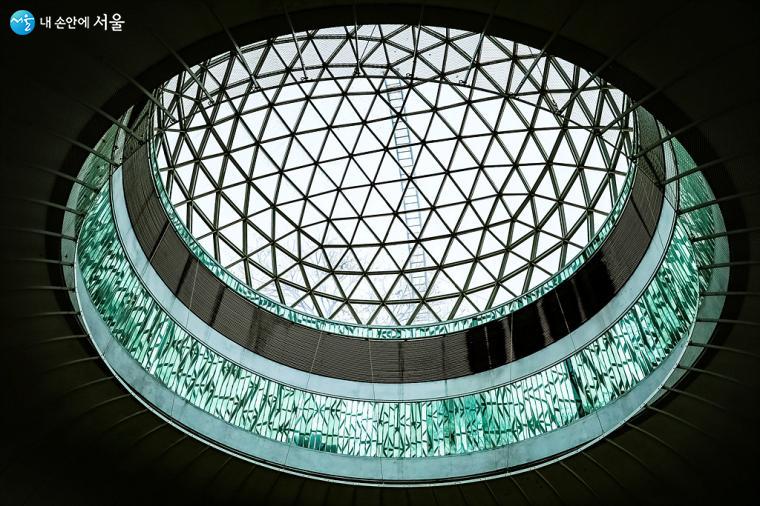돔 천장 구조를 활용하여 빛의 변화를 돋보이게 만든 작품 '댄스 오브 라이트'  ⓒ박우영