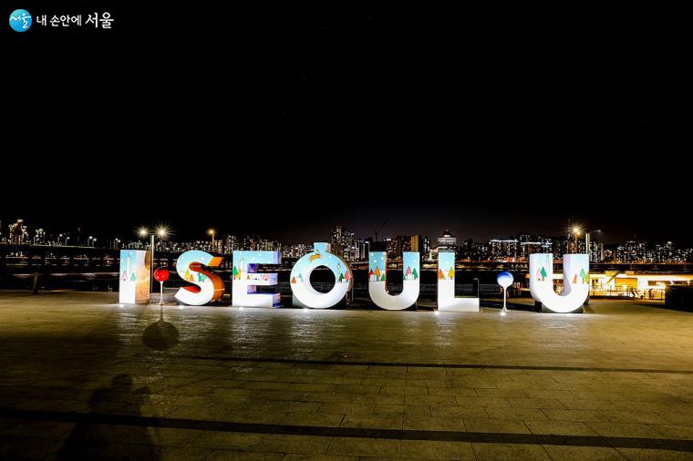 어둠이 내려앉은 여의도 선착장에서 만난 I SEOUL U. 