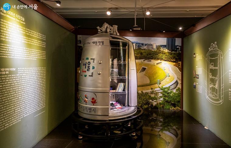 서울 1000년 타임캡슐은 남산한옥마을 망북루에 묻혀 있고 이곳에는 실제와 같은 크기의 모형으로 전시되어 있다 ⓒ이재연 