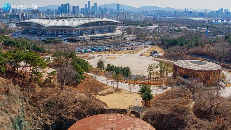 기지의 탱크들과 월드컵경기장, 서울 빌딩 및 멀리 보이는 관악산이 역사의 흐름같이 보인다 ⓒ오세훈